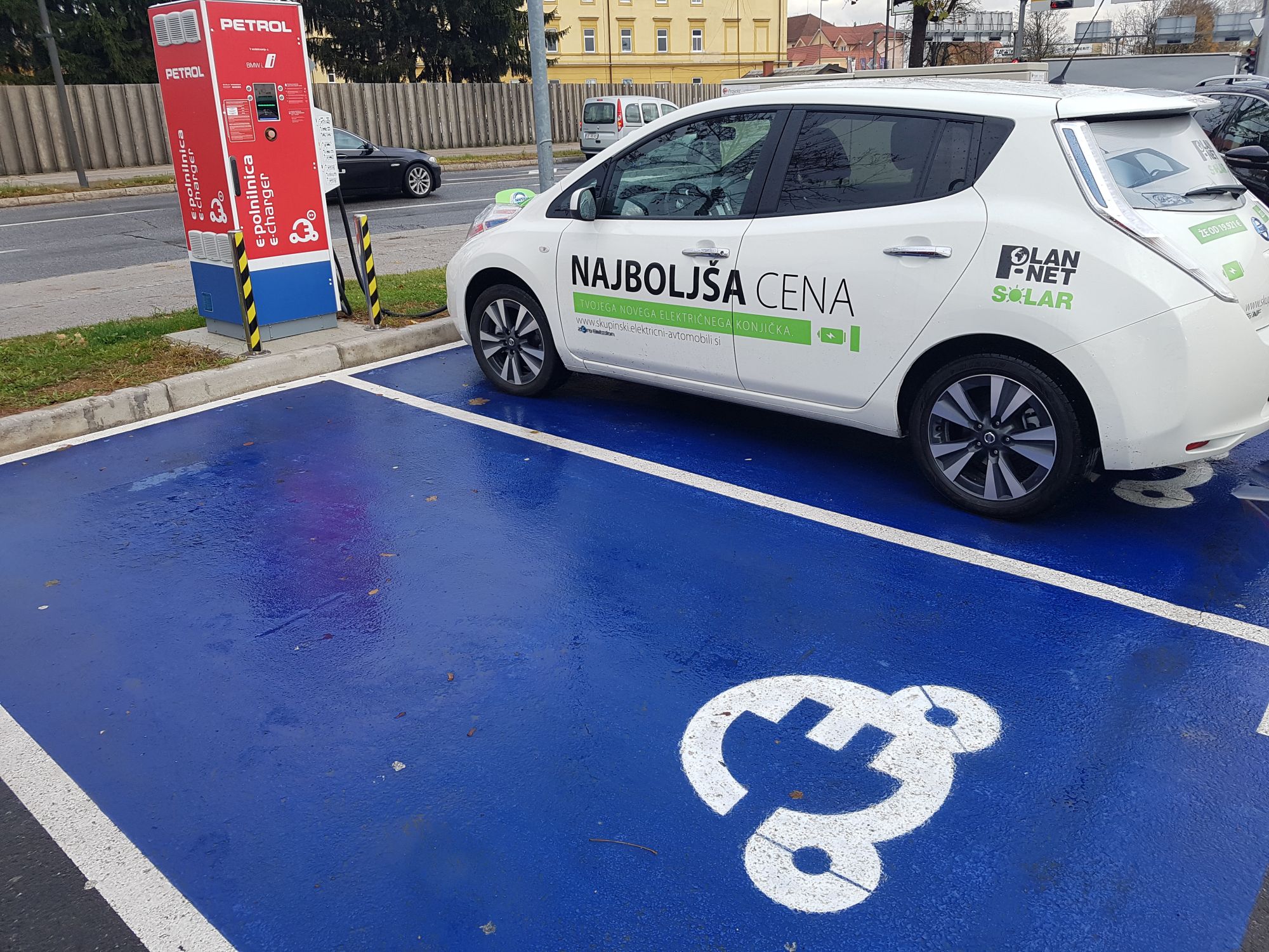 Prva hitra polnilna postaja v Celju pri trgovskem središču Citycenter